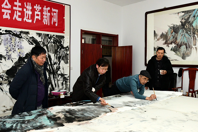 中国书画报艺友会走进芦新河，图为刘文生、喻建十、路洪明、张福有在活动现场创作