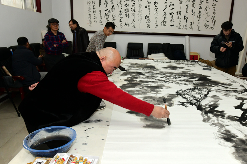 中国书画报艺友会走进芦新河，图为尹沧海在活动现场创作
