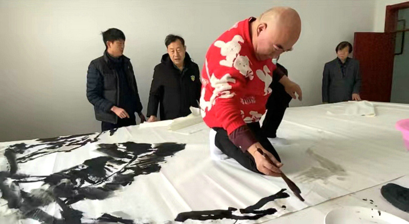 中国书画报艺友会走进芦新河，图为尹沧海在活动现场创作