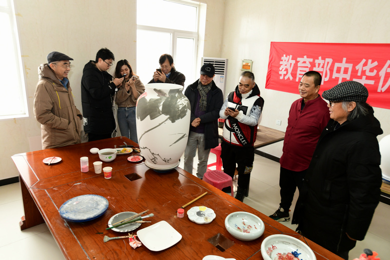书画家们还在坐落在芦新河的北方陶艺中心创作青花作品《和谐瓶》