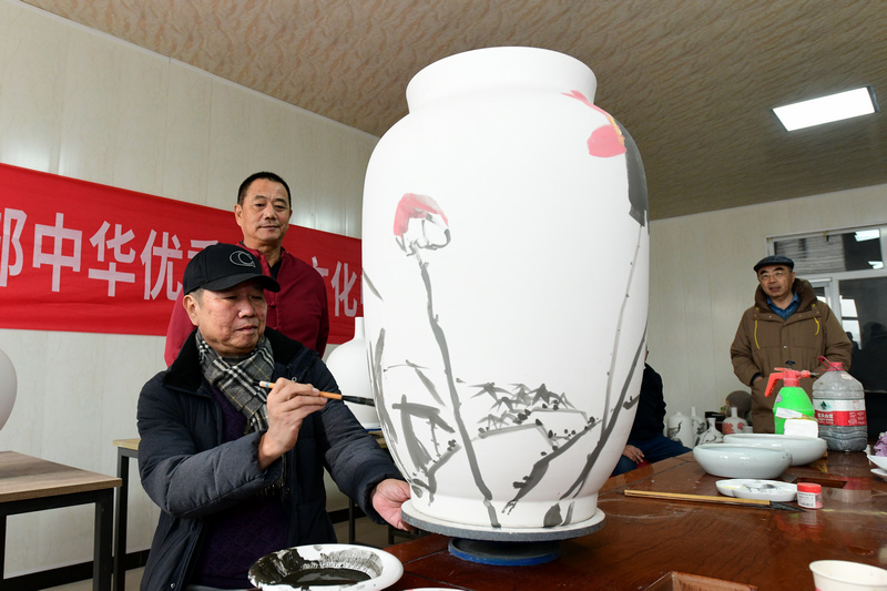 刘文生在北方陶艺中心创作青花作品《和谐瓶》