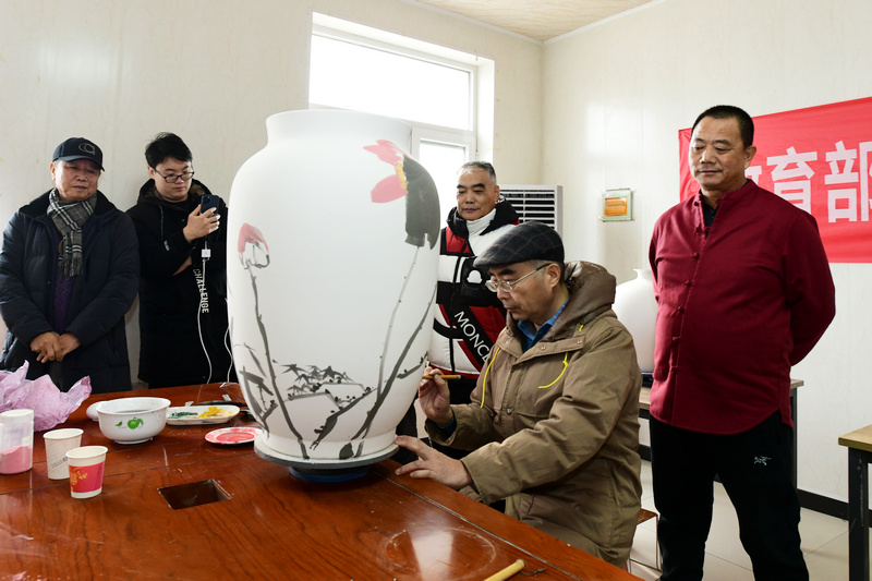 刘文生在北方陶艺中心创作青花作品《和谐瓶》