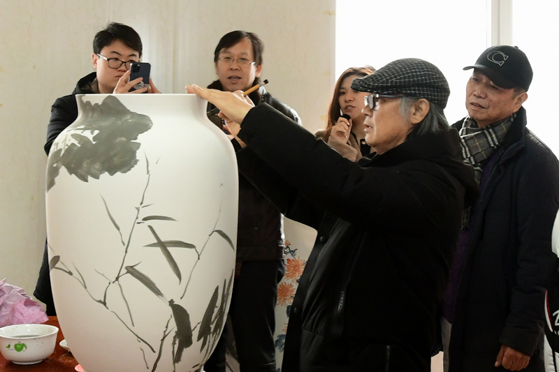陈福春在北方陶艺中心创作青花作品《和谐瓶》