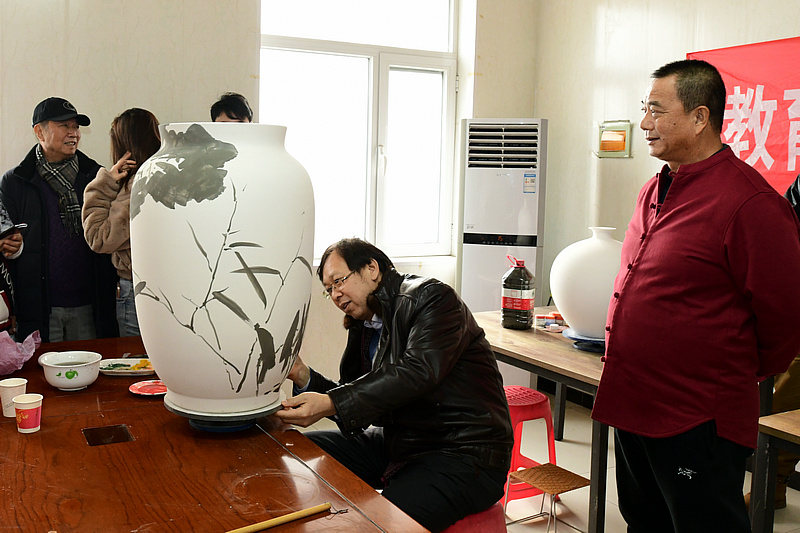 路洪明在北方陶艺中心创作青花作品《和谐瓶》