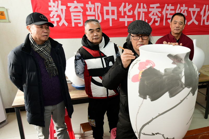 刘文生、陈福春、林德谦、王树江在北方陶艺中心创作青花作品《和谐瓶》