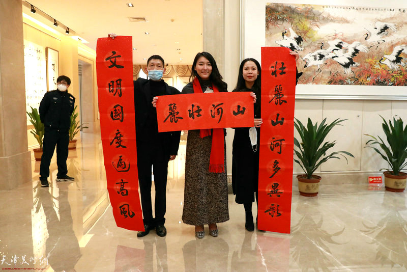 东方艺术馆馆长王丁秋率员工向参加活动的居民祝福新春
