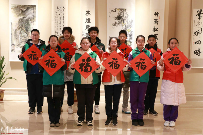 朝气蓬勃的文化志愿者向参加活动的居民祝福新春