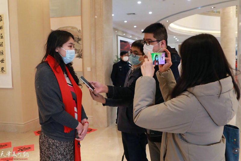 东方艺术馆馆长王丁秋在活动现场接受媒体采访