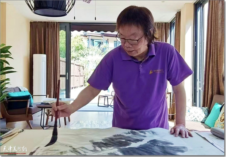 著名画家董振涛在云南西双版纳创作 