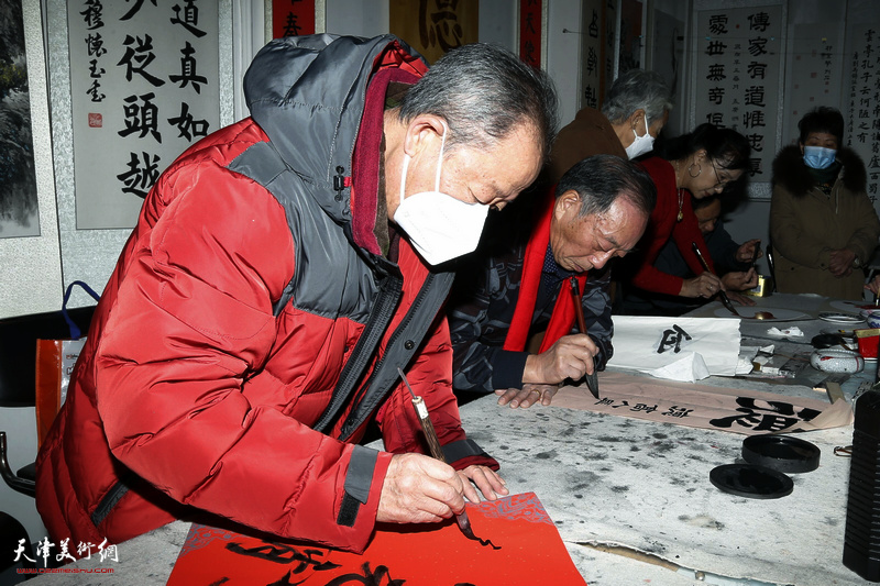 孟广洲、杨恩成在书画联谊活动现场书法创作