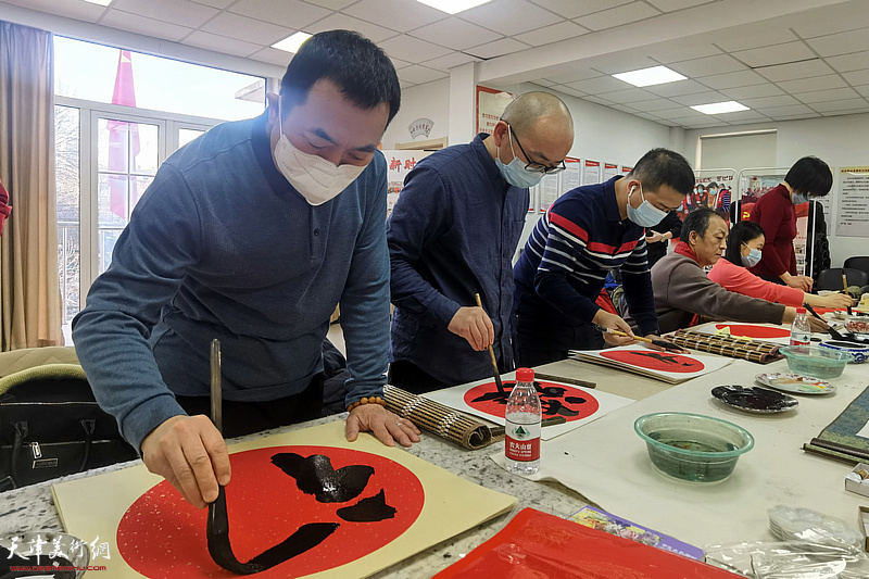 韩旭、阚传好、陶学士、楚岳牧、肖爱华、周春华在书写春联福字