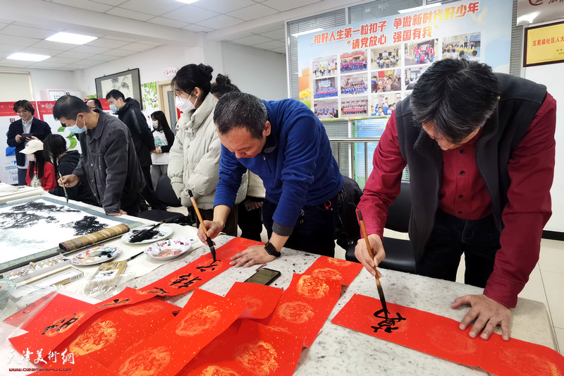 魏瑞江、何成、崔岩为居民写春联