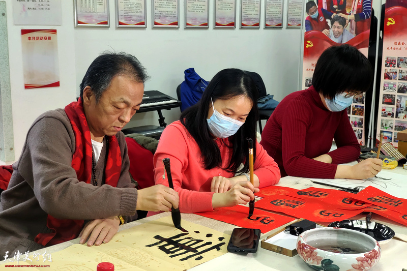 楚岳牧、肖爱华、周春华在现场进行书写创作