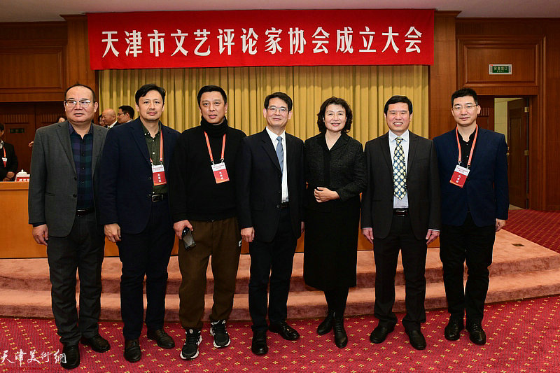 徐粤春、杨君毅、万镜明与出席会议的代表在大会现场