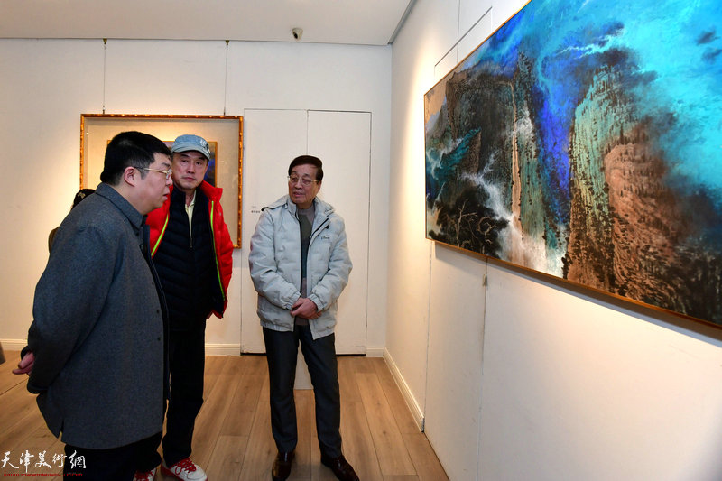 李博隽与杜仲华、马明在画展现场