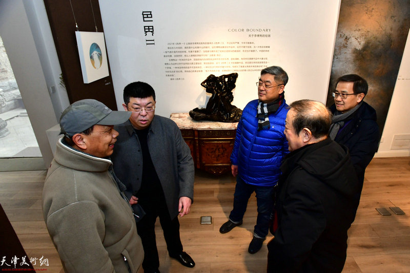 李博隽与嘉宾在画展现场交流