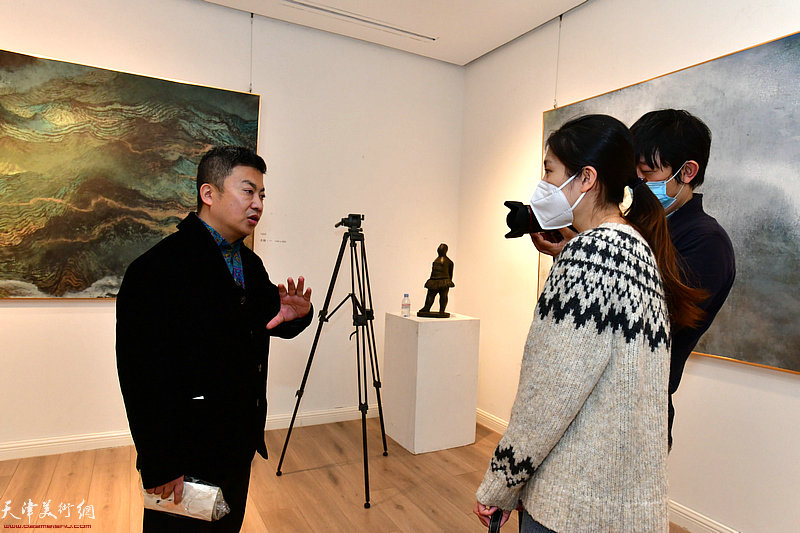 杜耕在画展现场接受自媒体采访