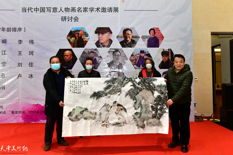 李国柱、李连志代表参展画家向天津现代美术馆赠画《松荫论道》，天津画院副院长王卫平、陈治接画