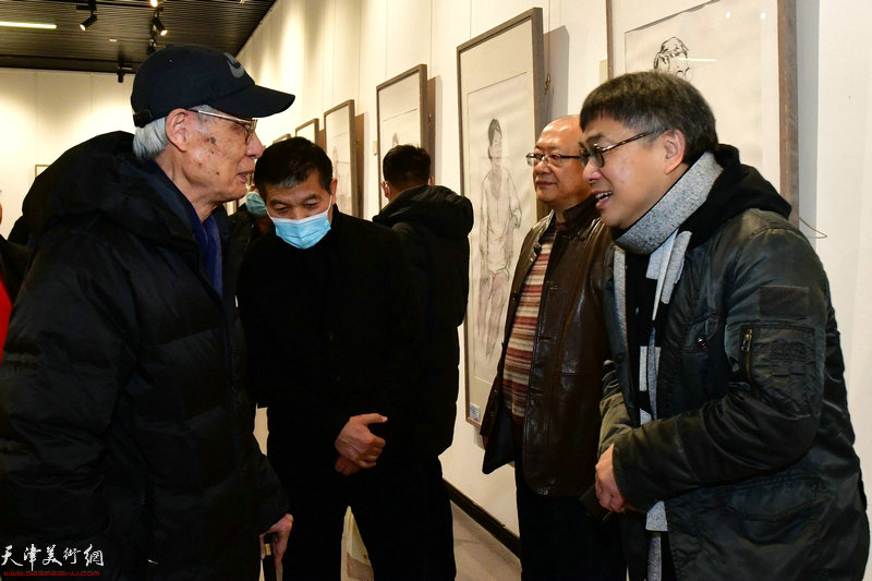 杨德树先生与范扬、李伟、刘佳在画展现场交流