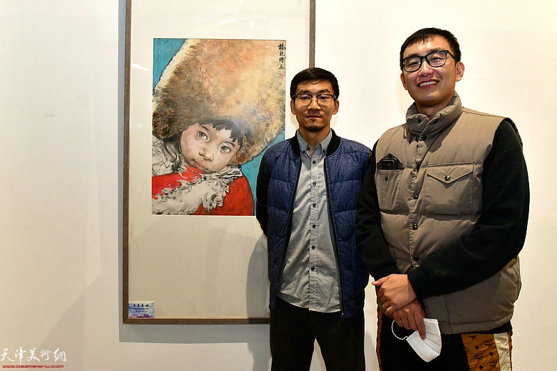 策展人王子范、武斌在画展现场