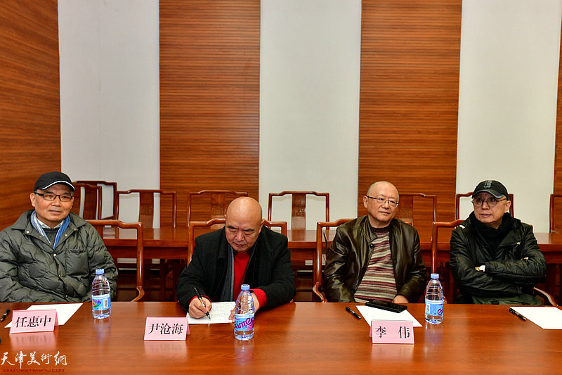 左起：任惠中、尹沧海、李伟、陈嵘在研讨会上