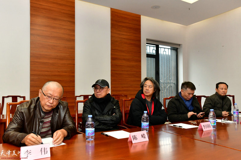 左起：李伟、陈嵘、李国柱、王珂、张立涛在研讨会上