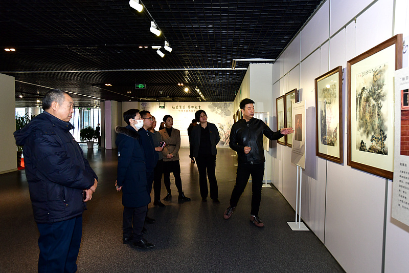 王中谋老师向薛晓莹、徐玉洁以及观众介绍展出的作品