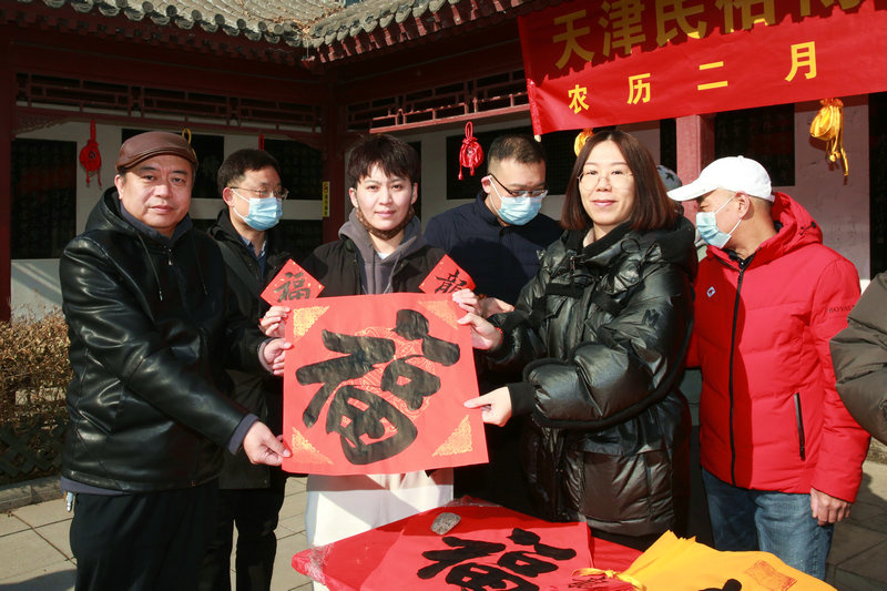 天津梅江书画院与天津民俗博物馆举行送龙祝福活动现场