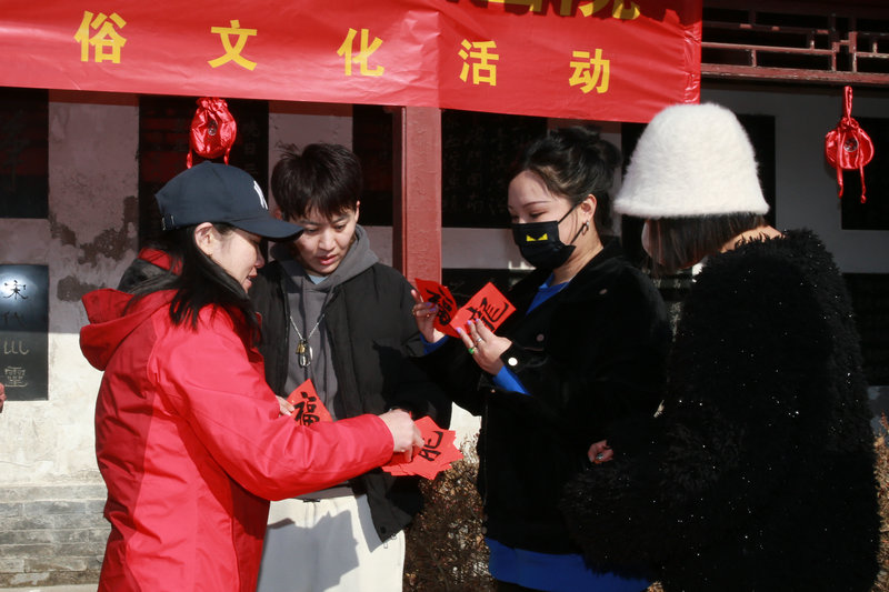 天津梅江书画院与天津民俗博物馆举行送龙祝福活动现场