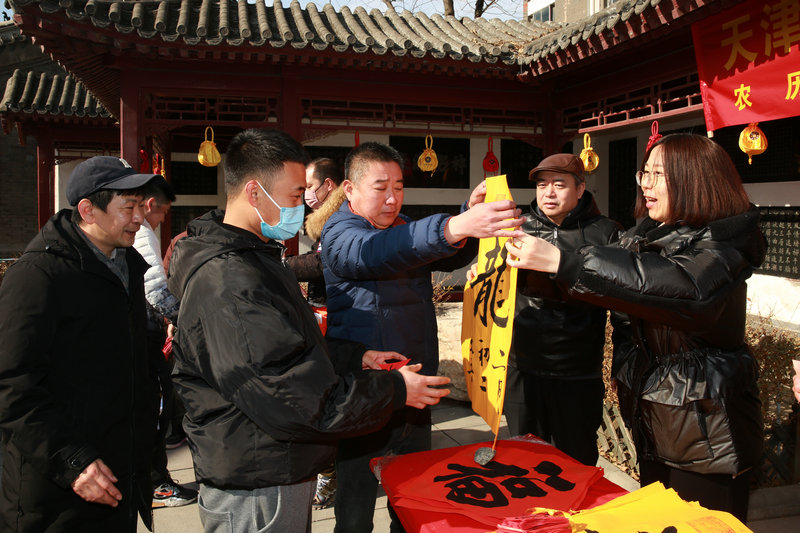 天津梅江书画院与天津民俗博物馆举行送龙祝福活动现场