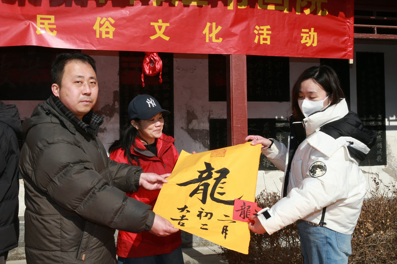 天津梅江书画院与天津民俗博物馆举行送龙祝福活动现场