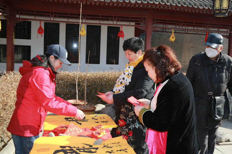 天津梅江书画院与天津民俗博物馆举行送龙祝福活动现场
