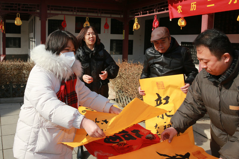 天津梅江书画院与天津民俗博物馆举行送龙祝福活动现场