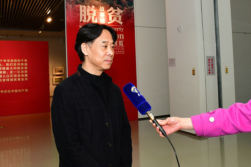 李晨在画展现场接受媒体采访