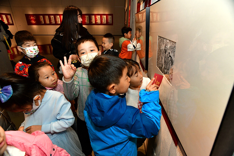 “‘脱贫故事绘’系列连环画展览”（天津滨海站）展览现场