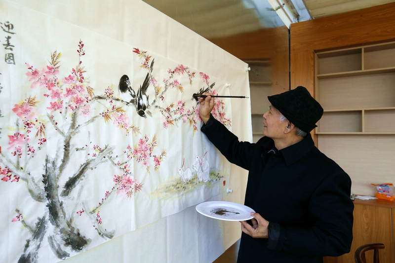 路中跃先生在鸿顺里街综合养老服务中心创作《迎春图》