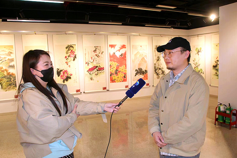 参展画家刘观岳接受电视台采访