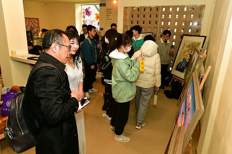 李欣陪同詹先华老师欣赏展出的作品