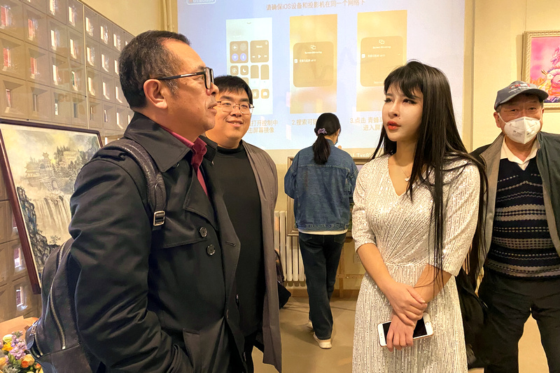李欣与詹先华老师、赖鸿杰老师在艺术展现场交流