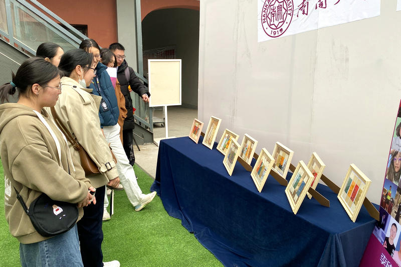 青年艺术家李欣个人艺术展暨南开大学文创艺术师生展现场