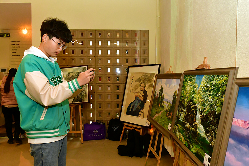 青年艺术家李欣个人艺术展暨南开大学文创艺术师生展现场