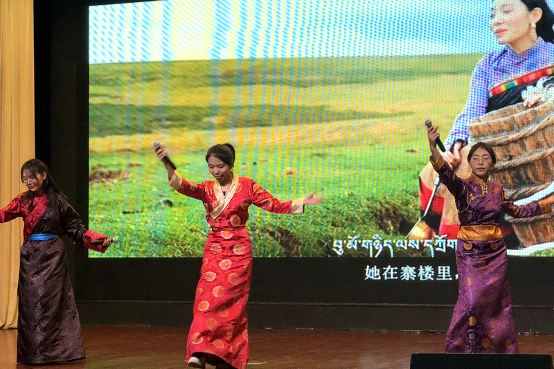 西藏班学生表演藏族舞