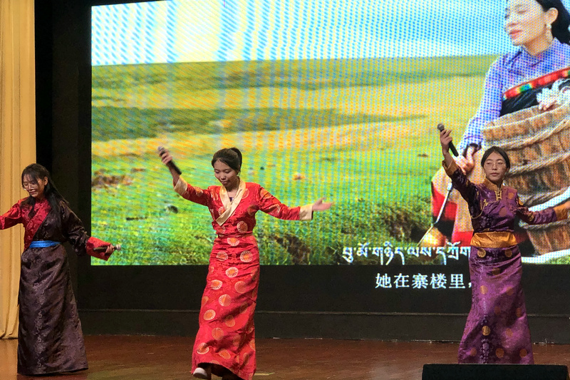 西藏班学生表演藏族舞