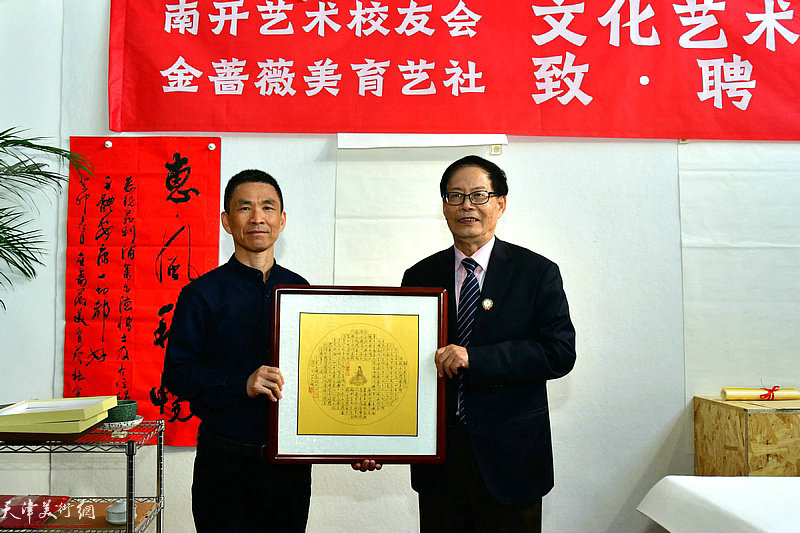 张建国先生向李桂山先生赠送他创作的书法作品