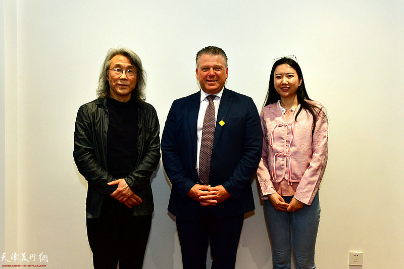 左起：赵均、菲利普·莱尔德博士、陶鹏在金蔷薇美育艺社