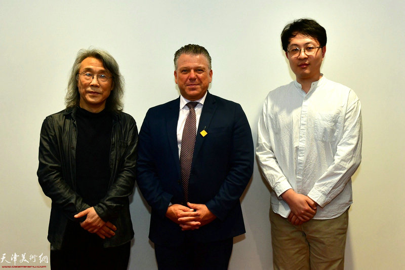 左起：赵均、菲利普·莱尔德博士、李润城在金蔷薇美育艺社